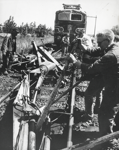 172409 Afbeelding van de berging van de resten van een vrachtwagen met kraan na een botsing met de electrische ...